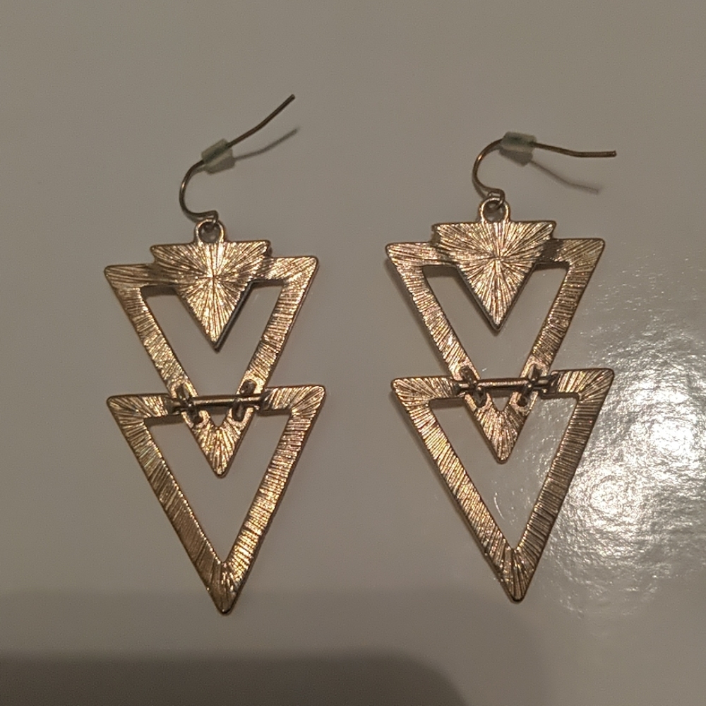 Gold and black triangle earrings - Picture 4 of 8